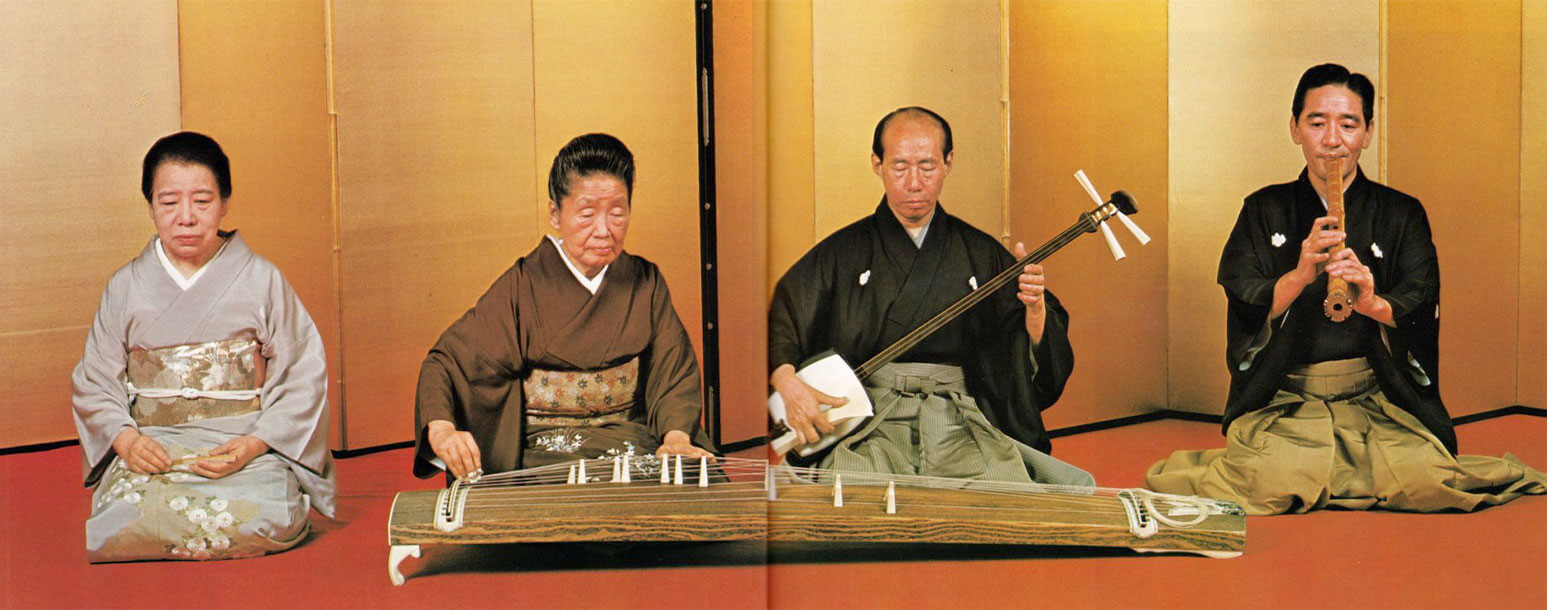 Hòa tấu với Shamisen và Koto, chụp năm 1977. Từ trái sang phải: Hát – cựu Bảo vật Quốc gia Uehara Masaki II; đàn Koto – cựu Bảo vật Quốc gia Yonekawa Fumiko I; đàn Shamisen – cựu Bảo vật Quốc gia Nakanoshima Kinichi IV; sáo Shakuhachi – Notomi Judo II.